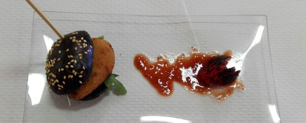 La capitalidad gastronómica de Huelva sabe a panecillo de tinta de calamar con croqueta de mejillón