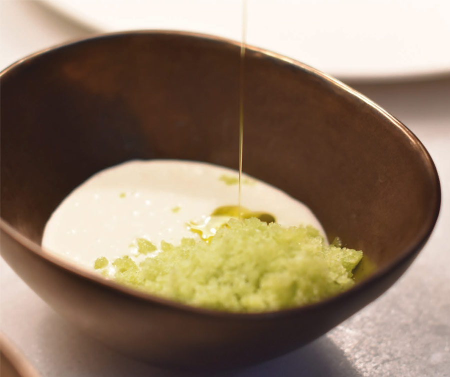 Ajoblanco de coco y almendra con granizado de piña y albahaca de Pedro Sánchez