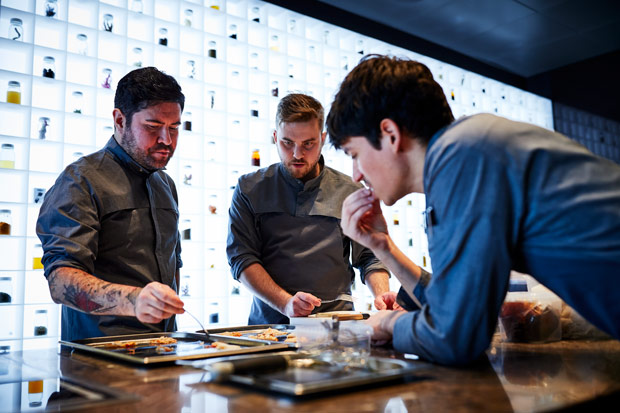 Equipo de The Alchemist en cocina