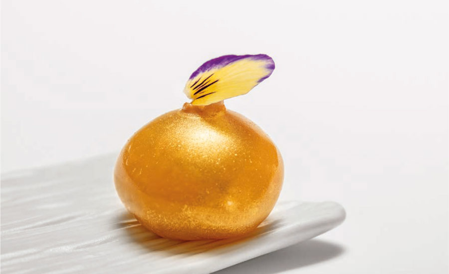 Bombón de gamba roja bañado en oro de José Manuel Miguel