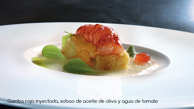 Gamba roja inyectada, sobao de aceite de oliva y agua de tomate