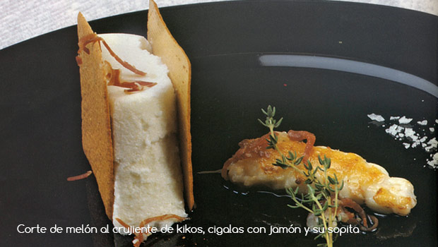 Corte de melón al crujiente de kikos, cigalas con jamón y su sopita