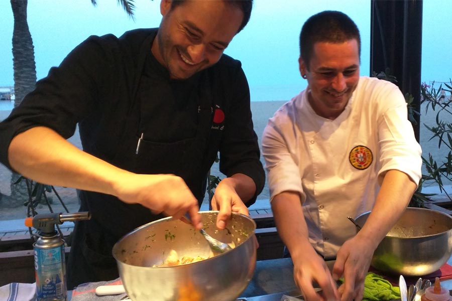 Gabriel Conti y su asistente haciendo gala del buen clima que reinó durante toda la cena