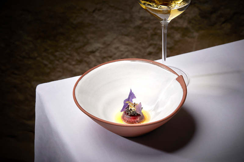 Ravioli de buey, consomé gelé acidulado, caviar oscietra de Marc Segarra