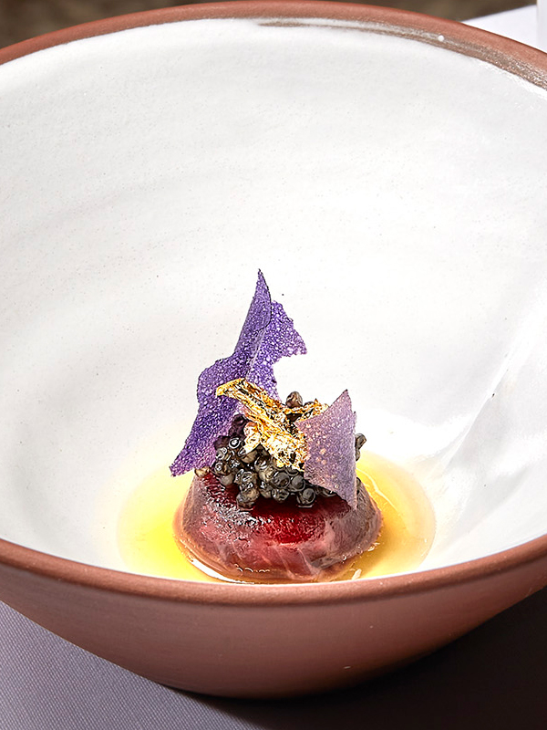 Ravioli de buey, consomé gelé acidulado, caviar oscietra de Marc Segarra