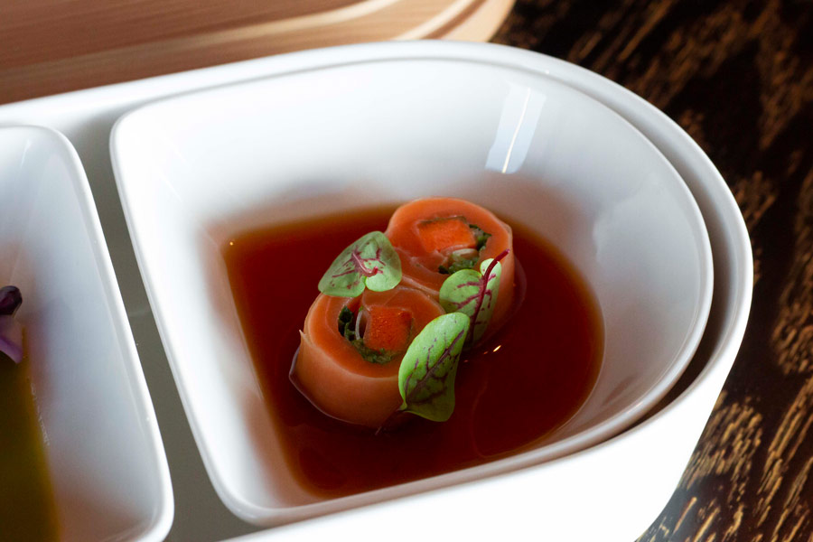 COHO SALMÓN PLATEADO KELP ROLL CON ZANAHORIA ENCURTIDA, HOJAS DE SHISO, CEBOLLETAS, KOMBU BLANCO Y SALSA PONZU