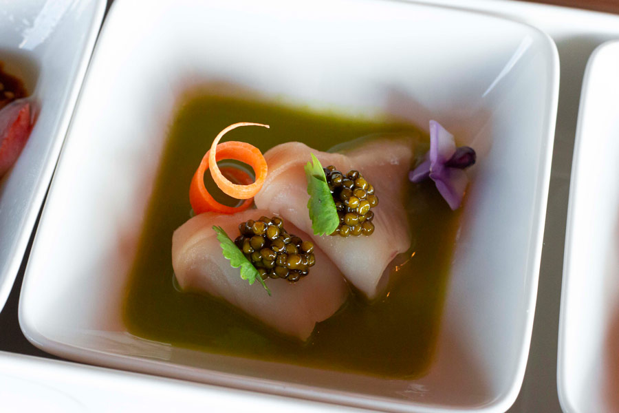 KING SALMÓN SALVAJE CON JALAPEÑO DRESSING, CILANTRO Y CAVIAR