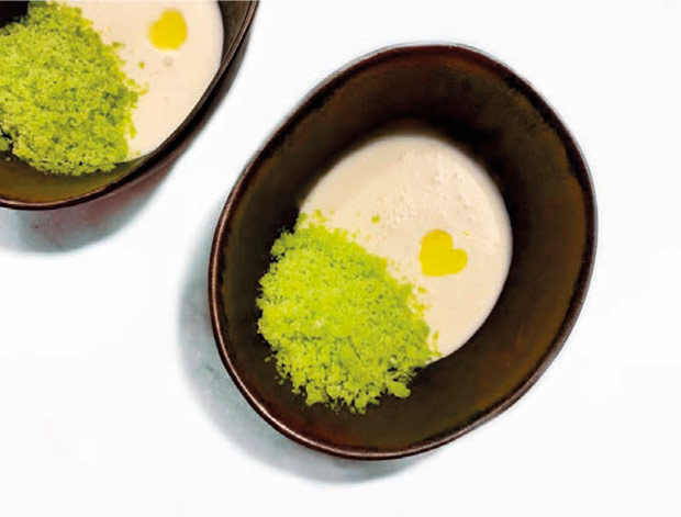 Ajoblanco de coco y almendra con granizado de piña y albahaca de Pedro Sánchez Ajoblanco de coco y almendra con granizado de piña y albahaca de Pedro Sánchez