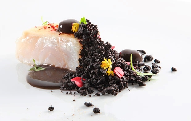 Bacalao al pil-pil negro y tierra de aceituna Bacalao al pil-pil negro y tierra de aceituna