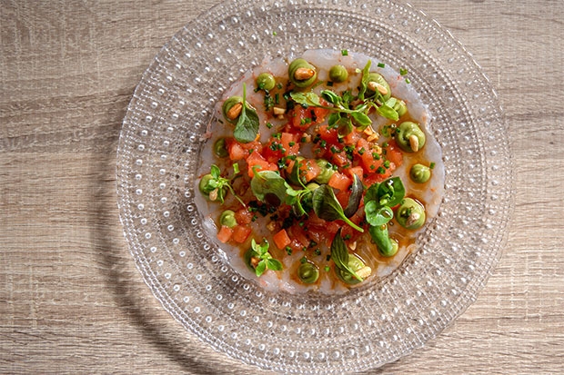 Carpaccio de gamba roja con nougatine salado de curry y boletus, de José Carlos García