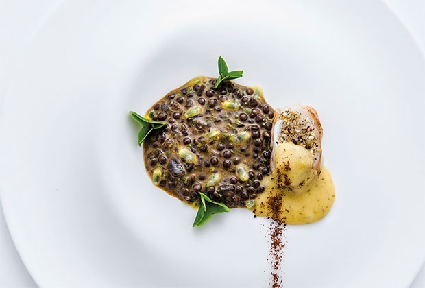 Langosta al zaatar con guiso de lentejas y cítricos, de Andreu Genestra Langosta al zaatar con guiso de lentejas y cítricos, de Andreu Genestra