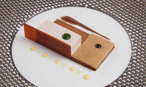 Relajante composición de cardamomo, grosella negra, caramelo y tomate, de Jannis Brevet. Recetas de Alta Cocina en Saber y Sabor Relajante composición de cardamomo, grosella negra, caramelo y tomate, de Jannis Brevet. Recetas de Alta Cocina en Saber y Sabor
