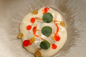 Ostra con suave escabeche con Manjar Blanc de piñones y gel de lima, de Fonda España Imagen de Ostra con suave escabeche con Manjar Blanc de piñones y gel de lima, de Fonda España