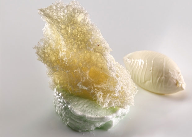 Bizcocho de naranja, crema de manzana, menta y helado de pipas de calabaza, de Josean Alija Bizcocho de naranja, crema de manzana, menta y helado de pipas de calabaza, de Josean Alija
