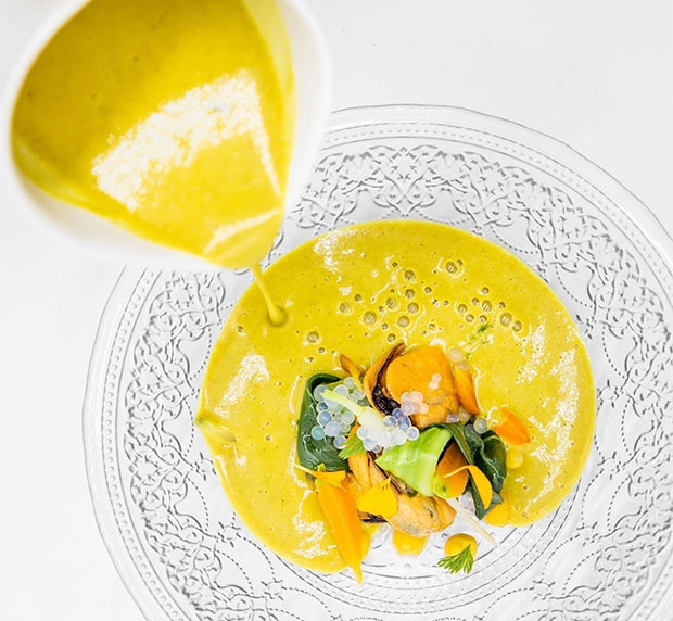 Mejillones de Galicia en escabeche cítrico y sopa de lentejas roja, de Lucía Freitas Mejillones de Galicia en escabeche cítrico y sopa de lentejas roja, de Lucía Freitas