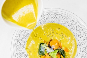 Mejillones de Galicia en escabeche cítrico y sopa de lentejas roja, de Lucía Freitas Imagen de Mejillones de Galicia en escabeche cítrico y sopa de lentejas roja, de Lucía Freitas