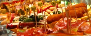 Tortilla, patatas bravas, ensaladilla rusa y croquetas, las tapas más populares Imagen de Tortilla, patatas bravas, ensaladilla rusa y croquetas, las tapas más populares