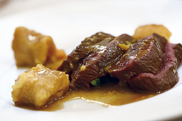 Filete de cabra hispánica con gnocchis de boniato Filete de cabra hispánica con gnocchis de boniato