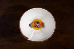 Imagen de Ravioli de buey, consomé gelé acidulado, caviar oscietra de Marc Segarra
