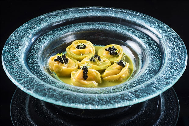 Raviolis rellenos de almogrote, con jugo de berros y caviar de trufa, de Víctor Suárez