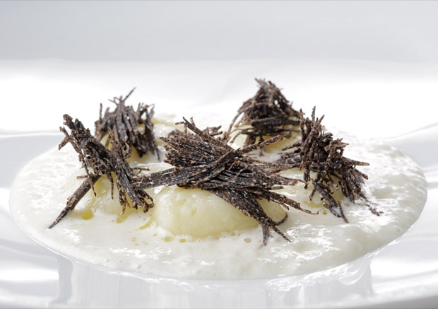 Ñoquis melosos de patata, salsa cremosa de mantequilla y trufa negra Ñoquis melosos de patata, salsa cremosa de mantequilla y trufa negra