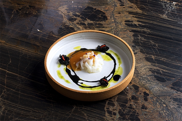 Calamar templado con ajo negro y aceite de picada, de Jordi Artal
