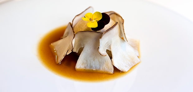 Mollete con asado de payés, nata agria, consomé y carpaccio de setas, de Jordi Esteve Mollete con asado de payés, nata agria, consomé y carpaccio de setas, de Jordi Esteve