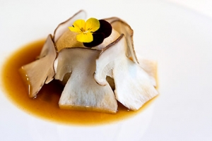Mollete con asado de payés, nata agria, consomé y carpaccio de setas, de Jordi Esteve Imagen de Mollete con asado de payés, nata agria, consomé y carpaccio de setas, de Jordi Esteve