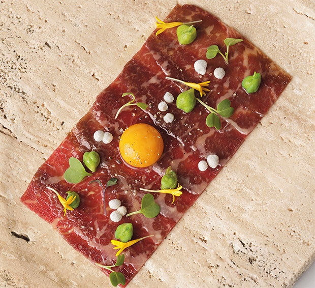 Carpaccio de entrecot con yemas encurtidas, de Jordi Guillem Carpaccio de entrecot con yemas encurtidas, de Jordi Guillem