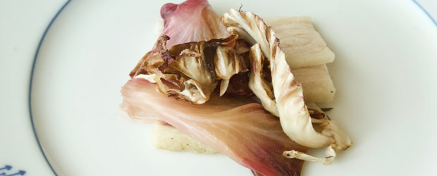 Panceta de cerdo hervida, radicchio agridulce y regaliz, de Antonia Klugmann 