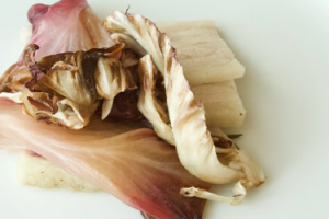 Imagen de Panceta de cerdo hervida, radicchio agridulce y regaliz, de Antonia Klugmann 